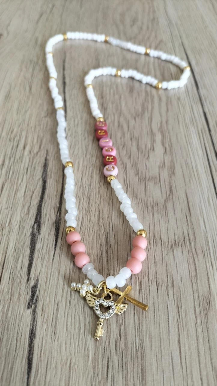 Collier à perles avec charms croix dorées